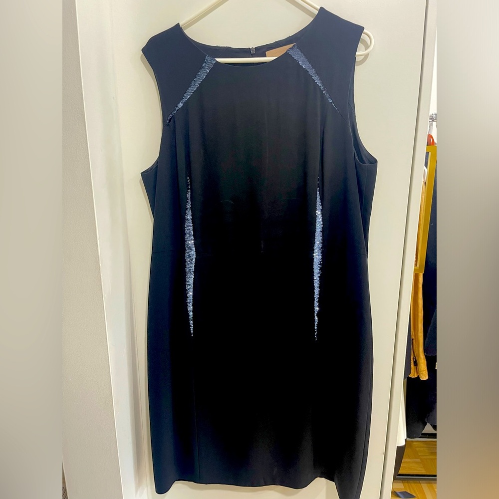 Sleeveless black strechy dress